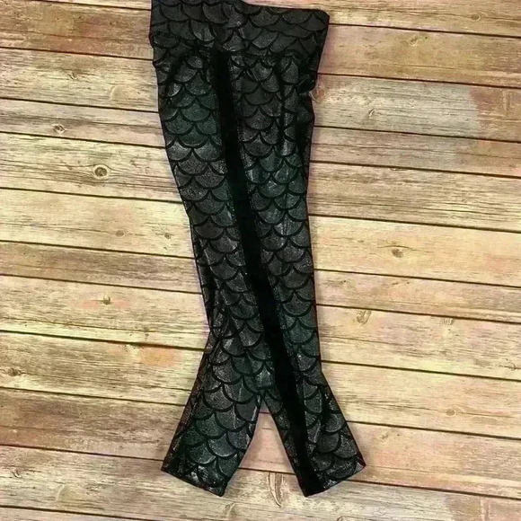 Metallic Mermaid Scruch Booty Capri Leggings - Picture 4 of 7